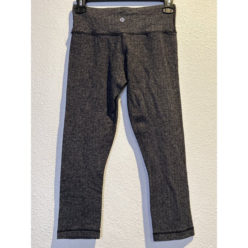 Lululemon (Womens 4) Black Gray Chevron Cropped Capri Leggings wunder